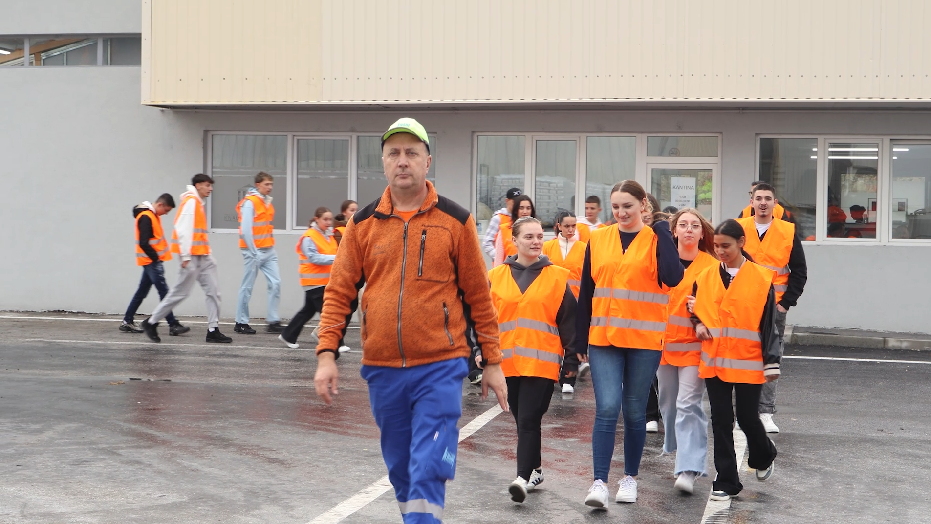 Debar obikolka niz fabrika