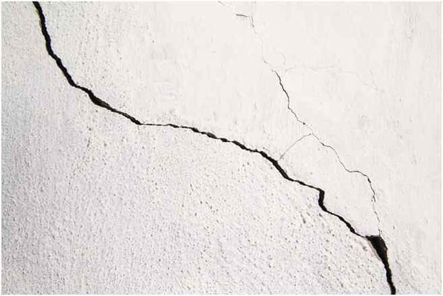 4. Retakan Diagonal (Diagonal Cracks)